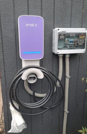 Cargador para vehículo eléctrico con su tablero de protección